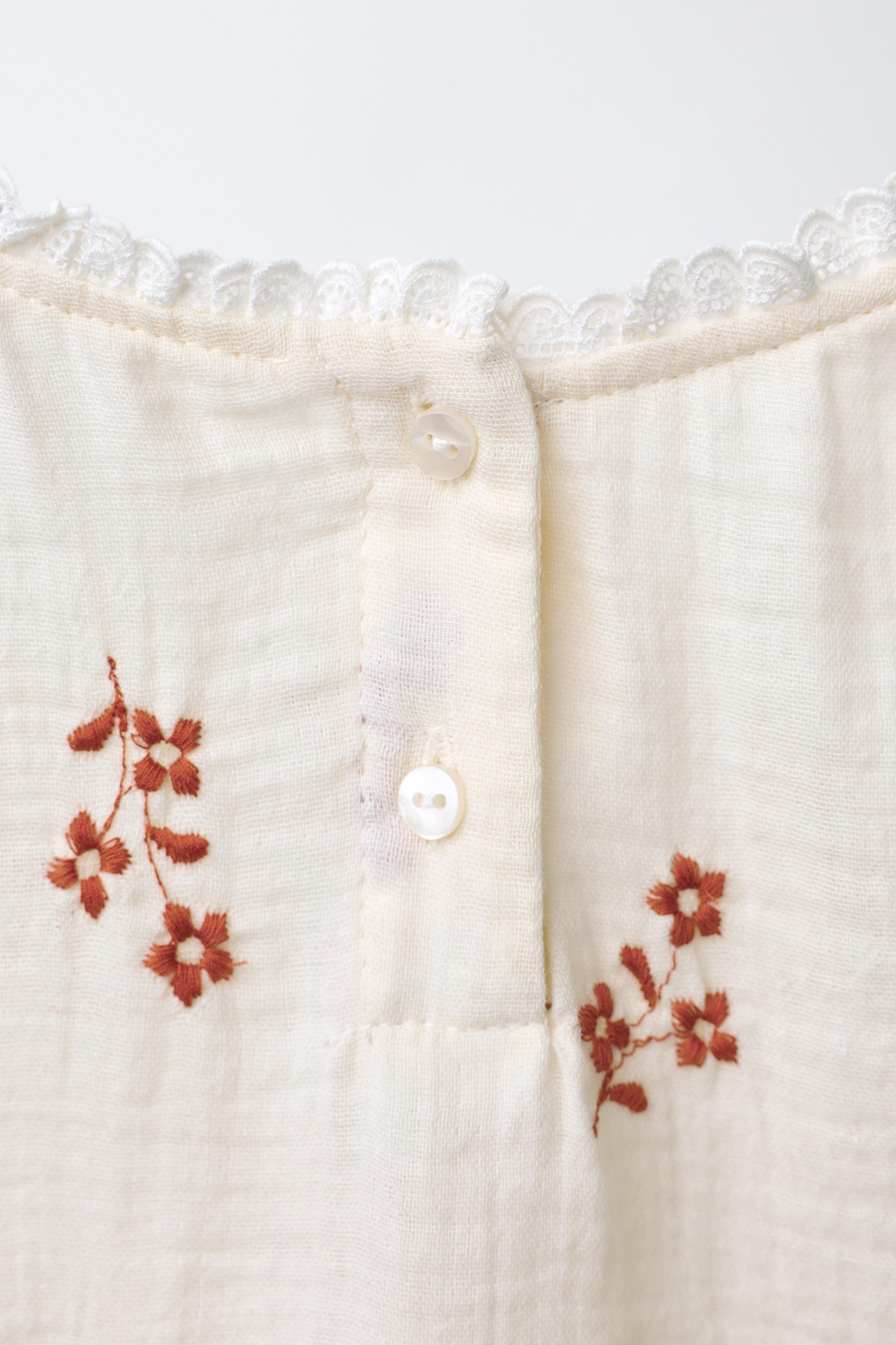 BLOUSE À FLEURS BRODÉES ET DENTELLE